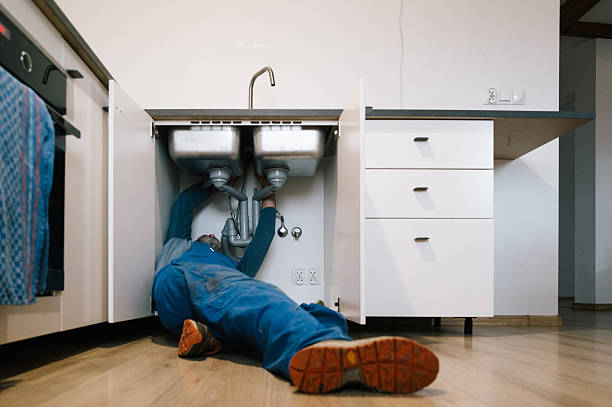 Professional Emergency Plumber technician working in Cashion, AZ